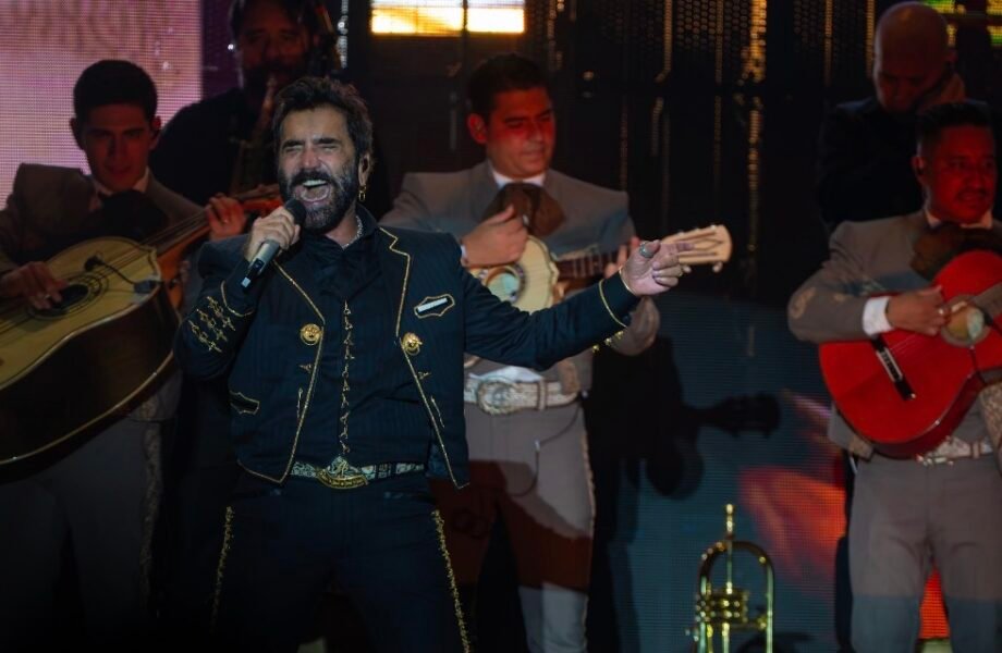 Alejandro Fernández pone a cantar a Punta Cana en una noche a ritmo de mariachi