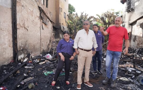 Gobierno acude en auxilio de familias afectadas por incendio en la zona Colonial a través de Dasac