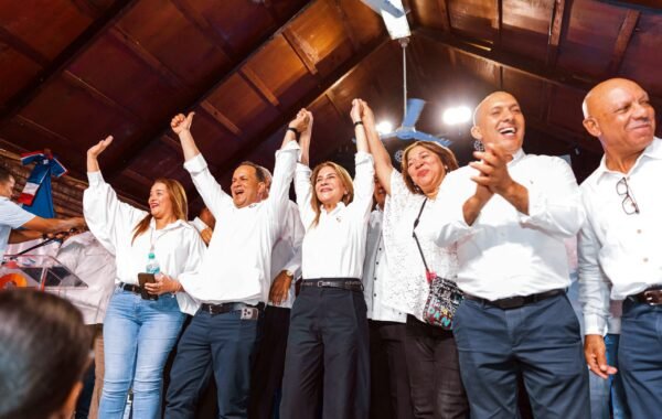 Carolina Mejía consolida respaldo político en Ocoa con juramentación de estructura