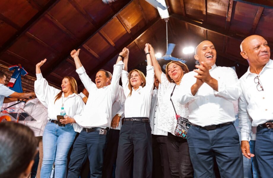 Carolina Mejía consolida respaldo político en Ocoa con juramentación de estructura
