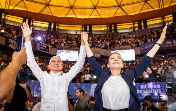 Carolina presenta a Ricardo de los Santos como su jefe de campaña