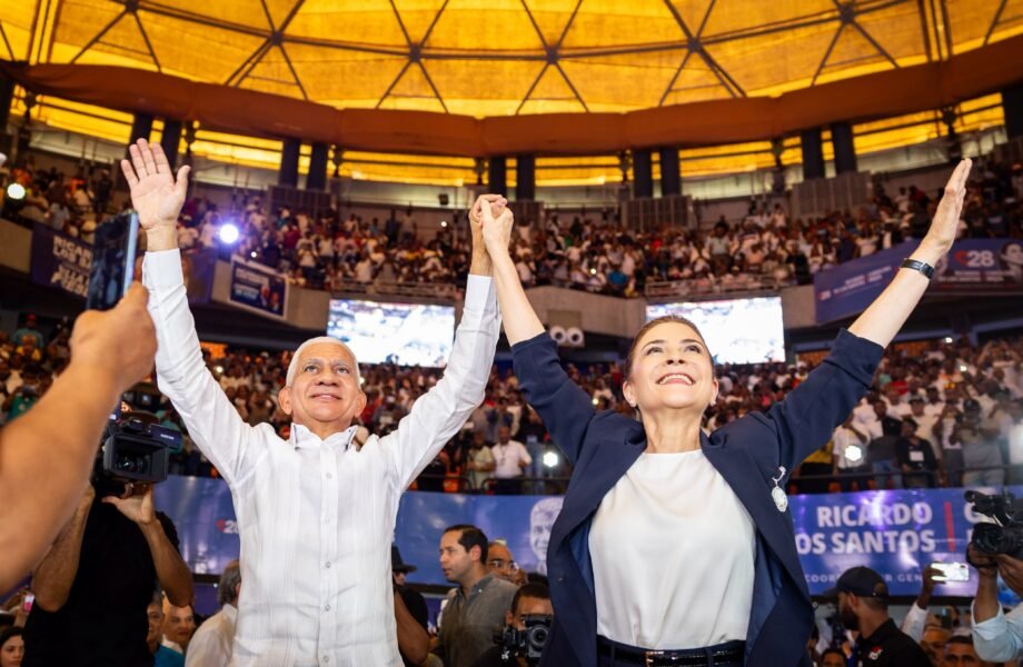 Carolina presenta a Ricardo de los Santos como su jefe de campaña