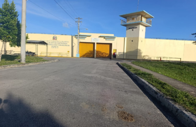 Dos agentes penitenciarios son acullidos por un reo en cárcel de Anamuya en Higüey