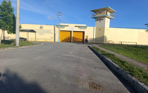 Dos agentes penitenciarios son acuchillados por un reo en cárcel de Anamuya en Higüey