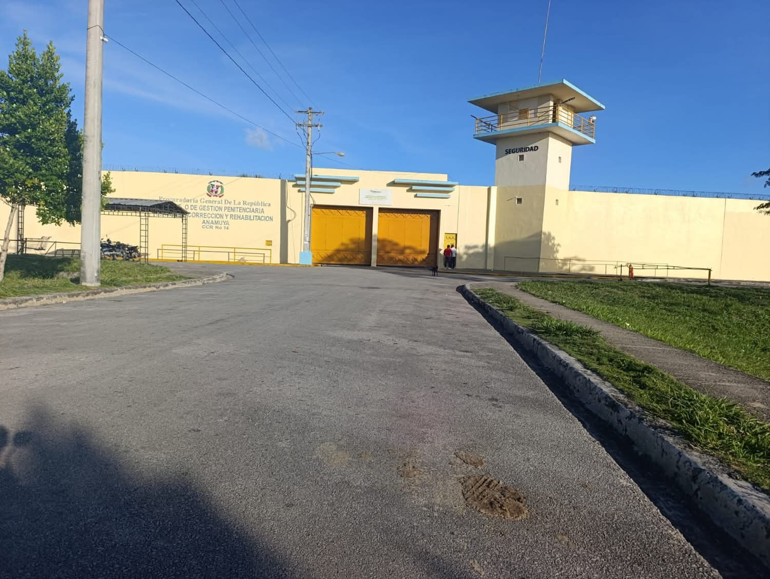 Dos agentes penitenciarios son acullidos por un reo en cárcel de Anamuya en Higüey