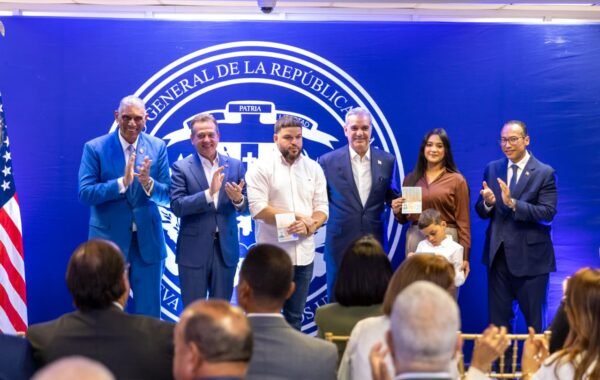Abinader inicia entrega oficial del Pasaporte Electrónico para dominicanos en NY, NJ y Boston