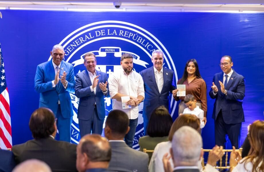 Abinader inicia entrega oficial del Pasaporte Electrónico para dominicanos en NY, NJ y Boston