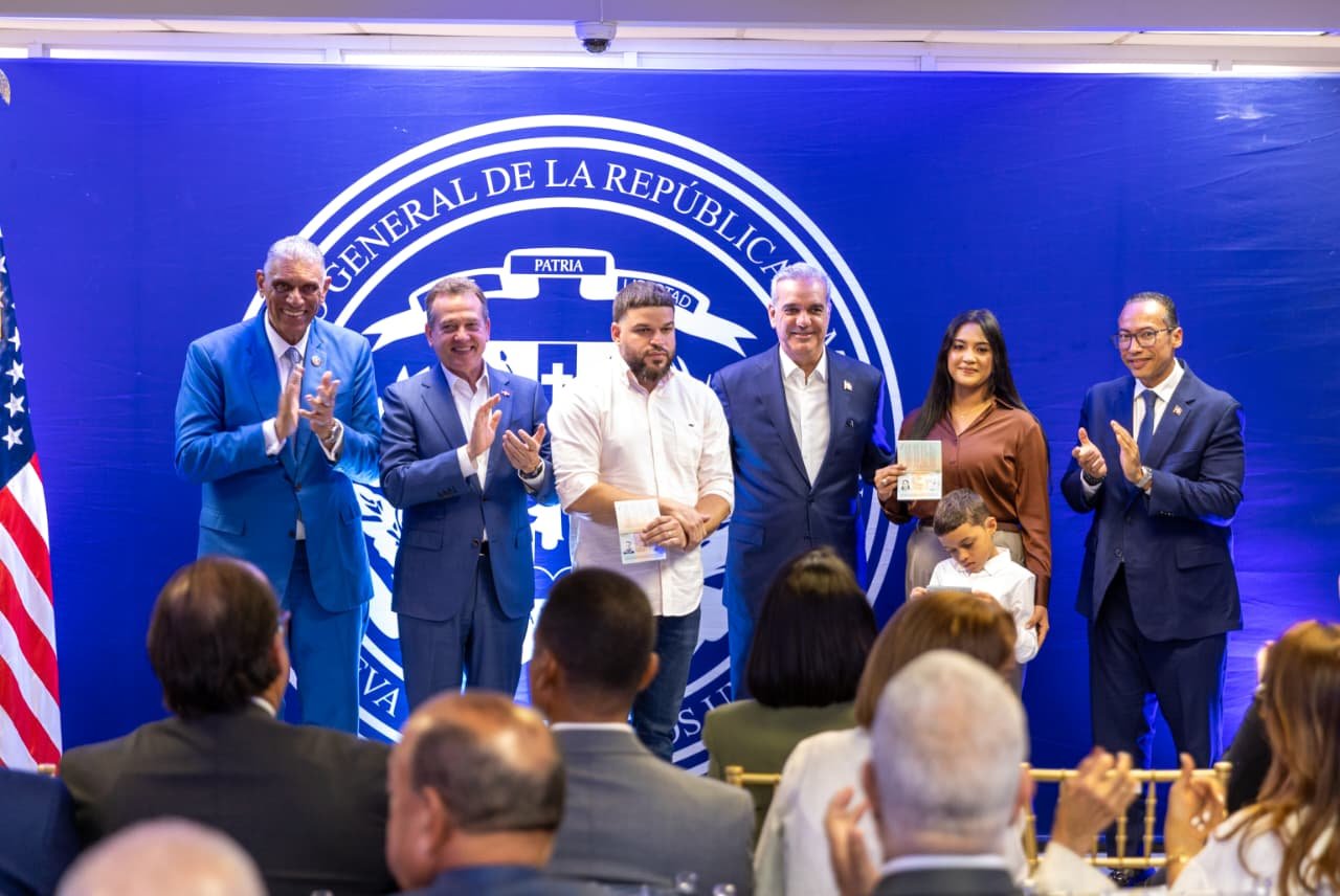 Abinader inicia entrega oficial del Pasaporte Electrónico para dominicanos en NY, NJ y Boston