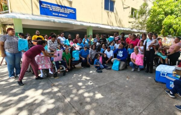 Azul Podcast y Tigres del Licey regalan útiles escolares a estudiantes con discapacidad múltiple