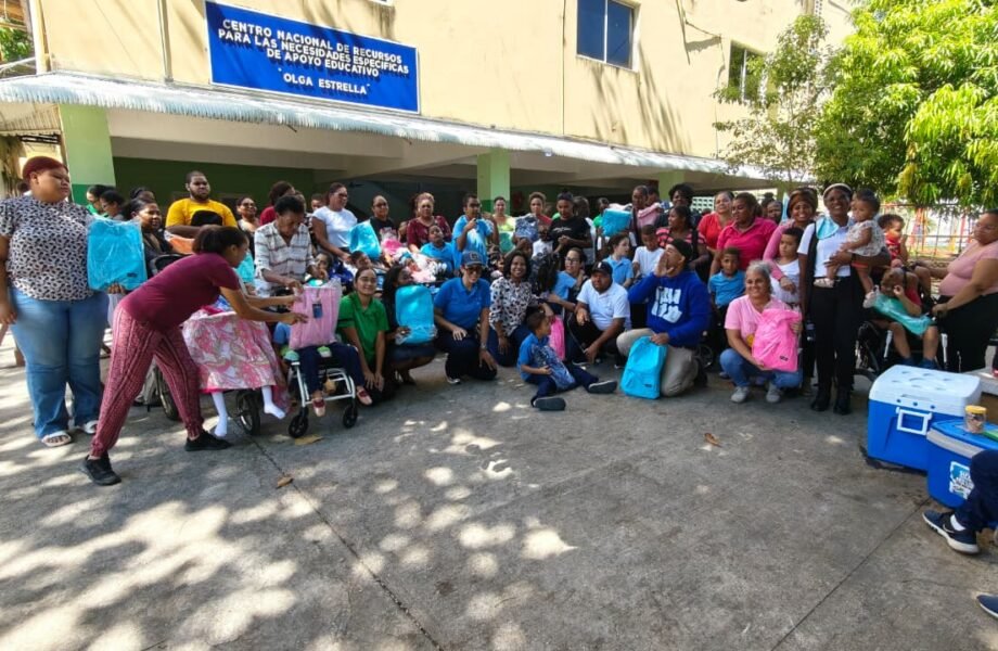 Azul Podcast y Tigres del Licey regalan útiles escolares a estudiantes con discapacidad múltiple