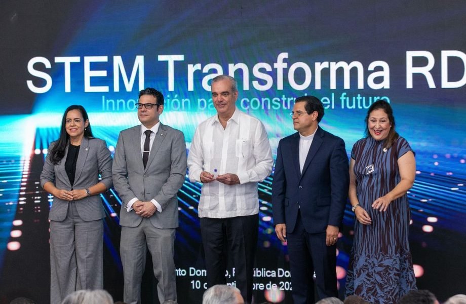 Abinader respalda creación de laboratorio de semiconductores de la PUCMM y resalta salto tecnológico del país