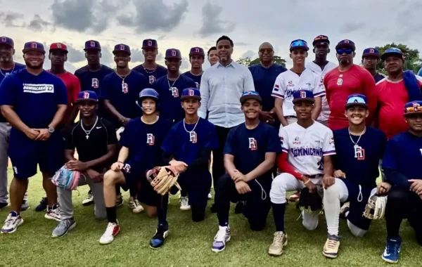 Nelson Cruz lleva mensaje de motivación y exhorta a la selección U15 a representar con orgullo al país