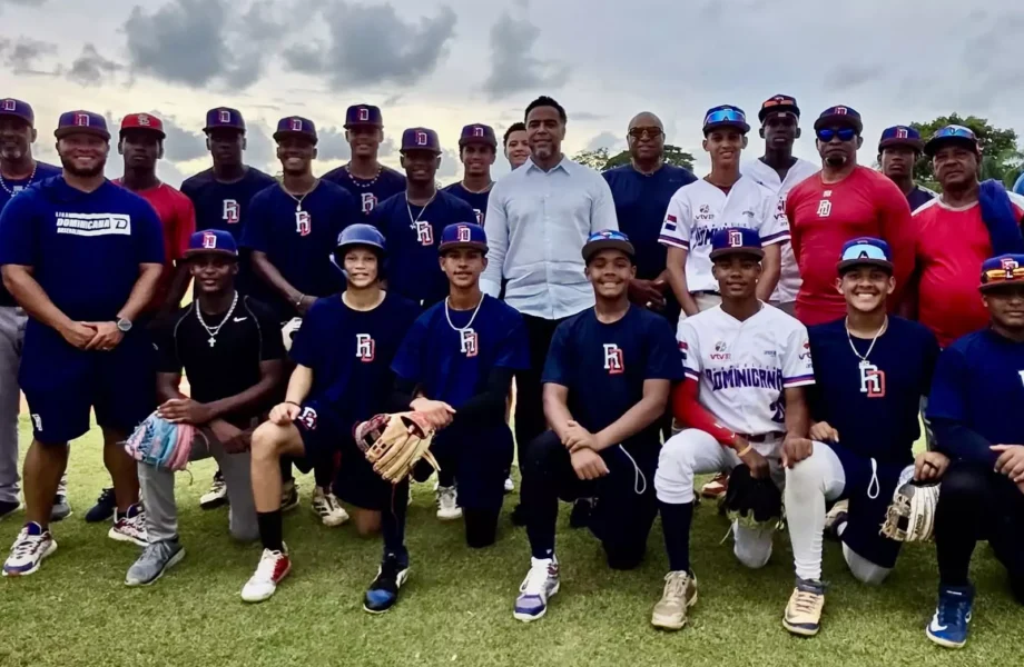Nelson Cruz lleva mensaje de motivación y exhorta a la selección U15 a representar con orgullo al país