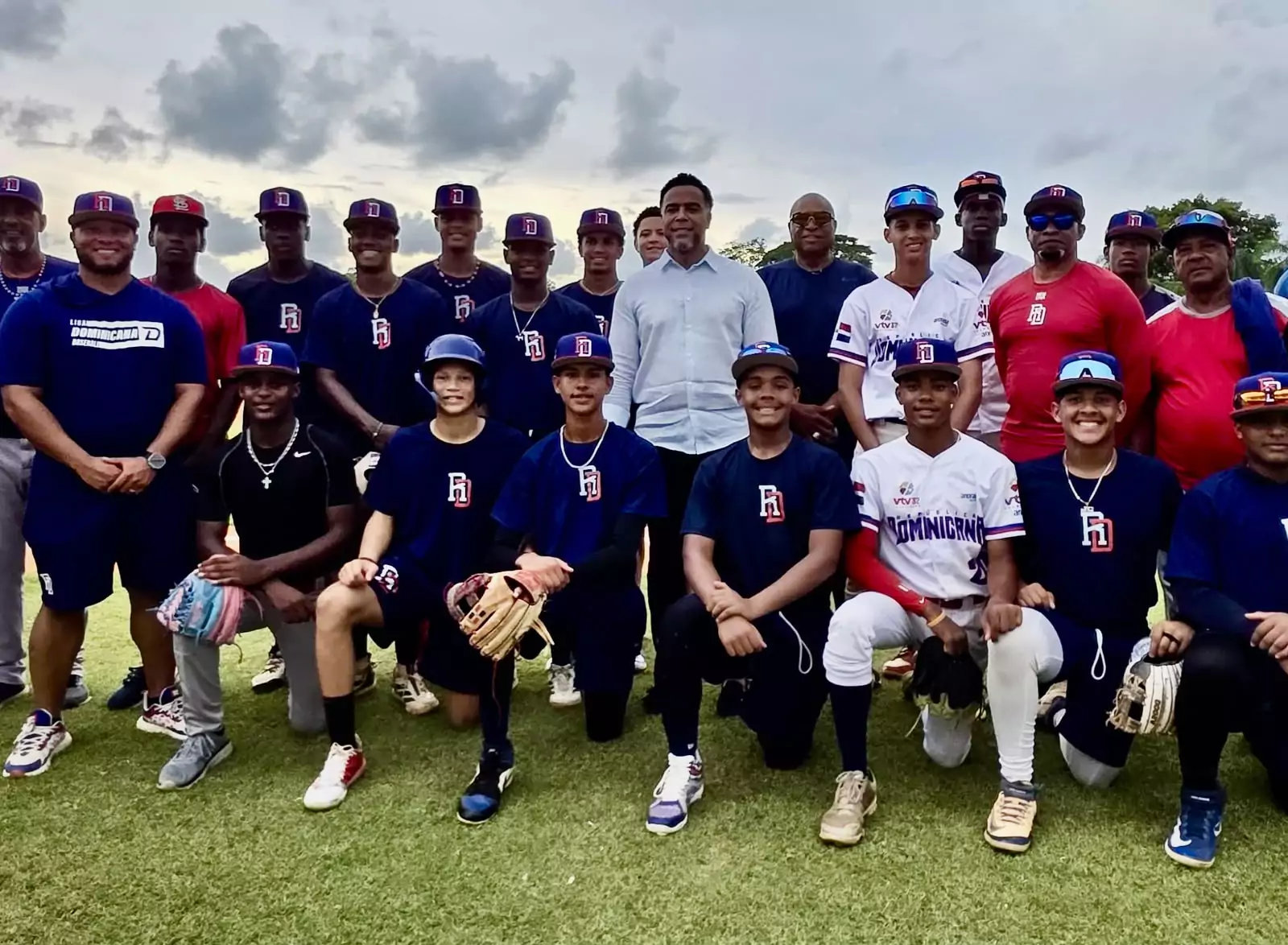 Nelson Cruz lleva mensaje de motivación y exhorta a la selección U15 a representar con orgullo al país