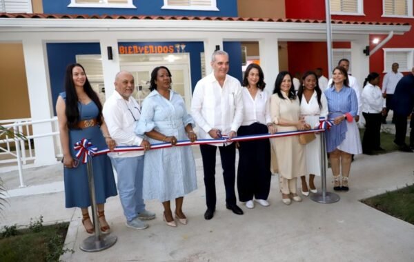 Presidente Luis Abinader y directora ejecutiva del Inaipi, Xiomara Guante, inauguran el CAIPI República de Colombia