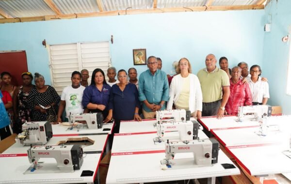 Dasac entrega modernas máquinas de coser a congregación religiosa en San Cristóbal