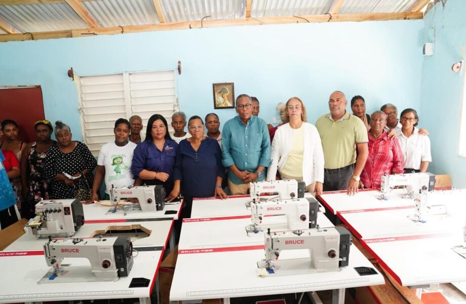 Dasac entrega modernas máquinas de coser a congregación religiosa en San Cristóbal