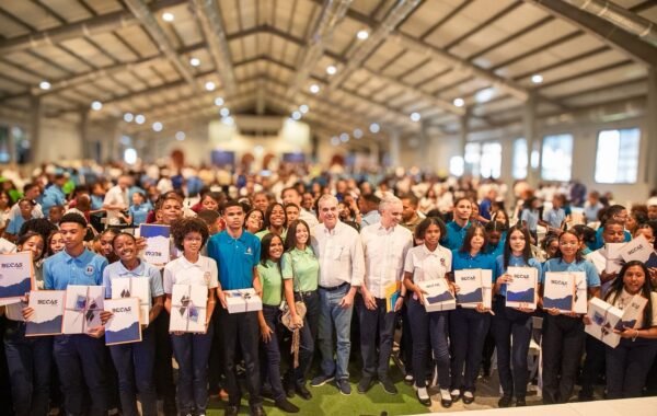 Presidente Abinader dialoga con jóvenes de San Cristóbal y anuncia inauguración del Hospital Traumatológico