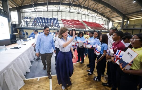 Raquel Peña dialoga con más de 350 estudiantes de El Seibo y entrega becas del ITLA y computadoras
