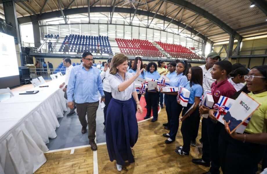 Raquel Peña dialoga con más de 350 estudiantes de El Seibo y entrega becas del ITLA y computadoras