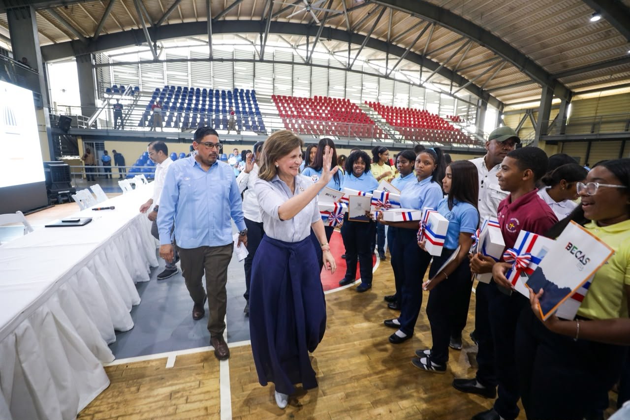 Raquel Peña dialoga con más de 350 estudiantes de El Seibo y entrega becas del ITLA y computadoras