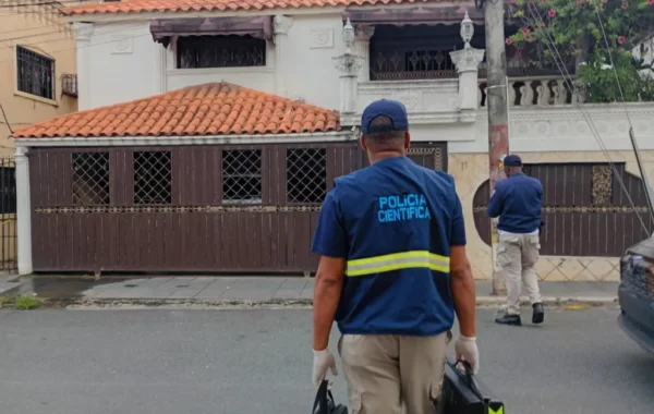 Matan a esposa de Julián Oro Duro durante robo en su vivienda; artista resulta gravemente herido