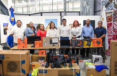 Ministro de Turismo entrega equipamiento a escuelas técnicas de Ciudad Colonial