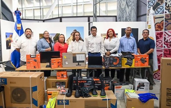 Ministro de Turismo entrega equipamiento a escuelas técnicas de Ciudad Colonial