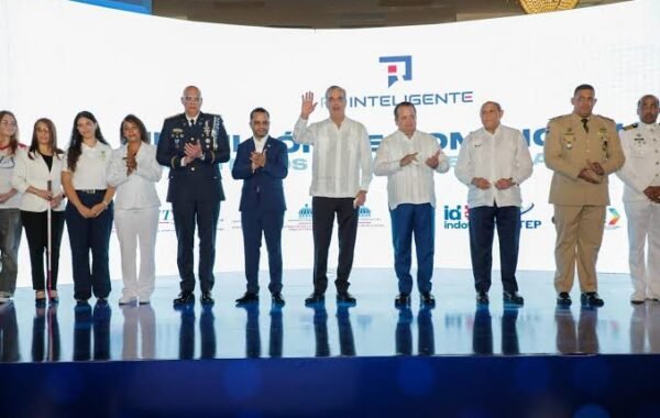 Gobierno lanza «RD Inteligente», para capacitar gratis a un millón de dominicanos en IA