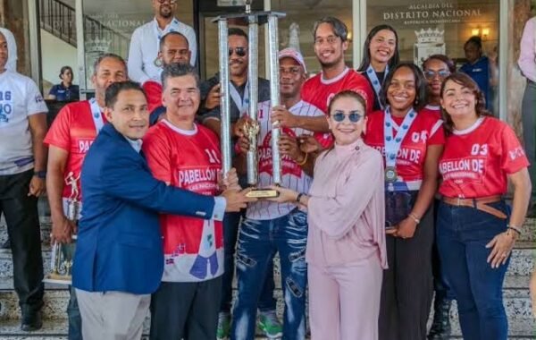 Carolina Mejía entrega trofeo al equipo ganador de los Juegos Deportivos ADN 2026