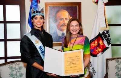 Carolina Mejía reconoce como hija adoptiva de Santo Domingo a Joheirry Mola, Miss Mundo 2026