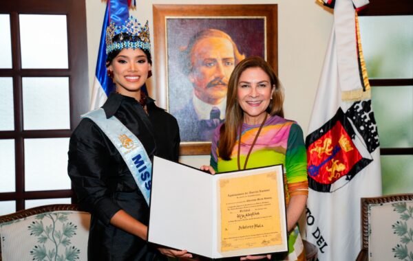 Carolina Mejía reconoce como hija adoptiva de Santo Domingo a Joheirry Mola, Miss Mundo 2026