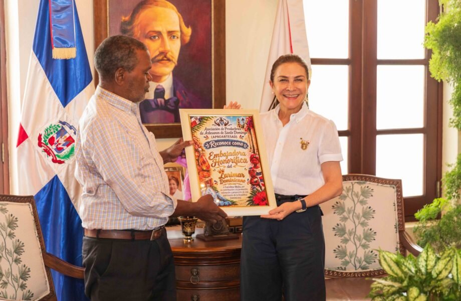 Reconocen a Carolina Mejía como embajadora del larimar dominicano