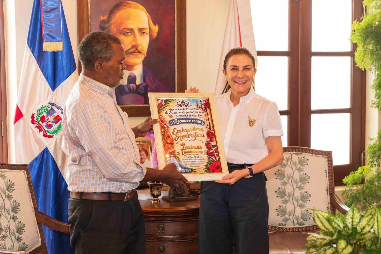 Reconocen a Carolina Mejía como embajadora del larimar dominicano