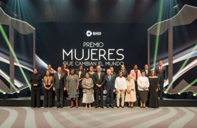 BHD reconoce a 11 mujeres por sus aportes sociales; ganadora del primer lugar recibe RD$1.5 millones