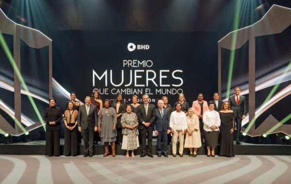 BHD reconoce a 11 mujeres por sus aportes sociales; ganadora del primer lugar recibe RD$1.5 millones
