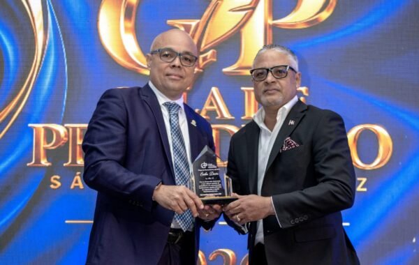 CDP reconoce a Carlos Devers por trayectoria y aportes al periodismo dominicano