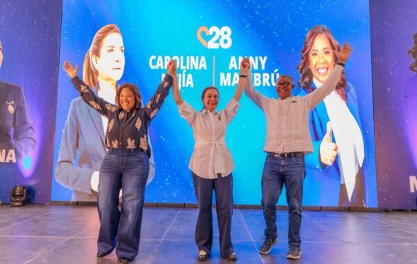Carolina Mejía recibe respaldo de Anny Mambrú y Jesús Colón para su proyecto presidencial