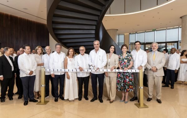 Abinader inaugura Centro Cultural Rainieri en Punta Cana; buscan promover la historia y el arte en Punta Cana