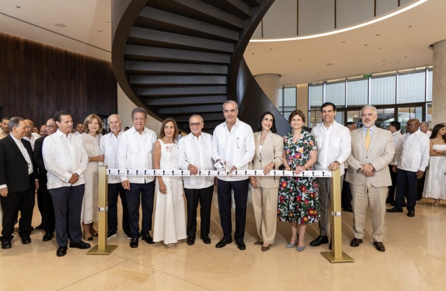 Abinader inaugura Centro Cultural Rainieri en Punta Cana; buscan promover la historia y el arte en Punta Cana