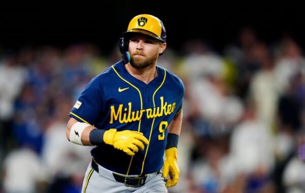 Cerveceros bombardean Los Ángeles y colocan a los Dodgers al filo de la eliminación