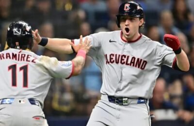 Guardianes vencen a Rays y se colocan a dos triunfos de la Serie Mundial