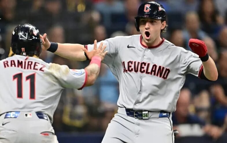 Guardianes vencen a Rays y se colocan a dos triunfos de la Serie Mundial