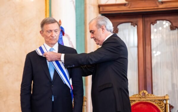 Abinader condecora a Roberto Álvarez por sus aportes a la diplomacia dominicana