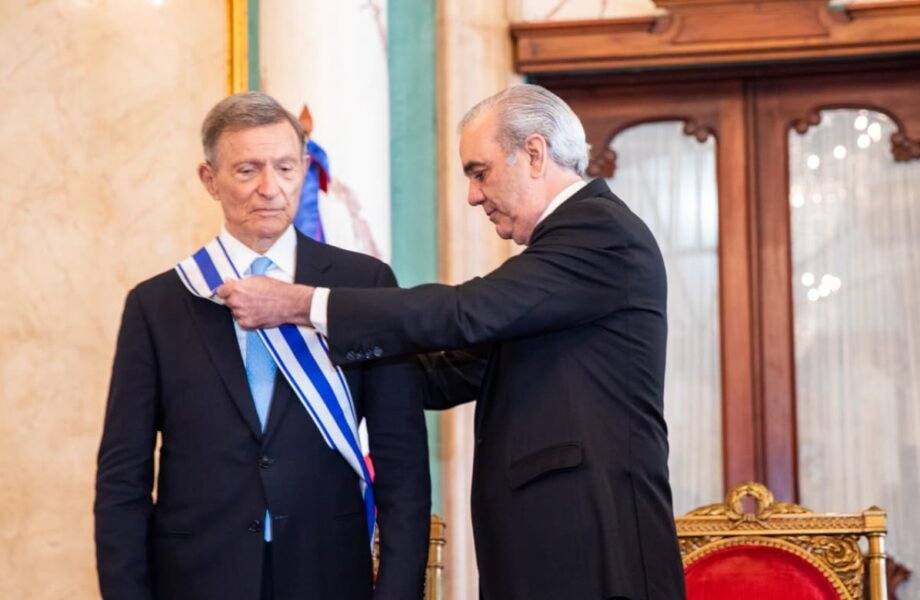 Abinader condecora a Roberto Álvarez por sus aportes a la diplomacia dominicana