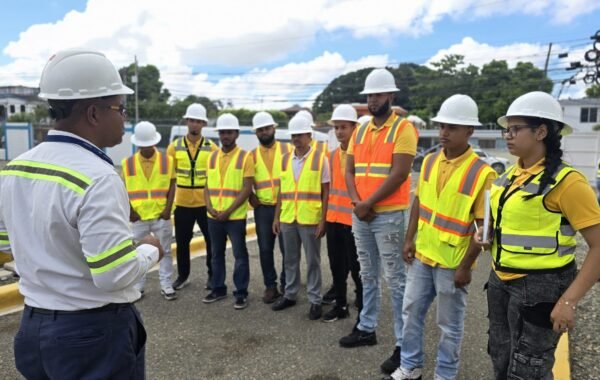 Estudiantes del Infotep conocen operaciones del sistema eléctrico durante visita a Edenorte