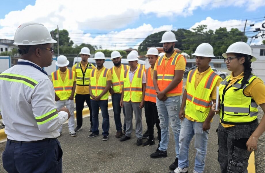 Estudiantes del Infotep conocen operaciones del sistema eléctrico durante visita a Edenorte