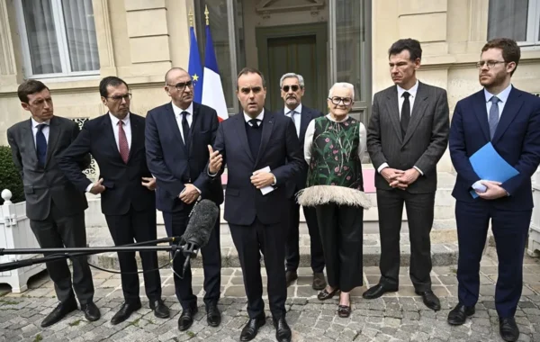 Francia mantiene toques de queda tras una noche tranquila