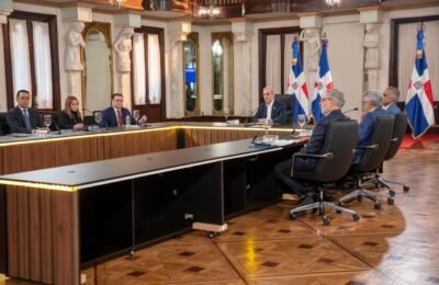Gobierno dice mantiene tarifa eléctrica congelada y refuerza subsidios para proteger bolsillo de los dominicanos