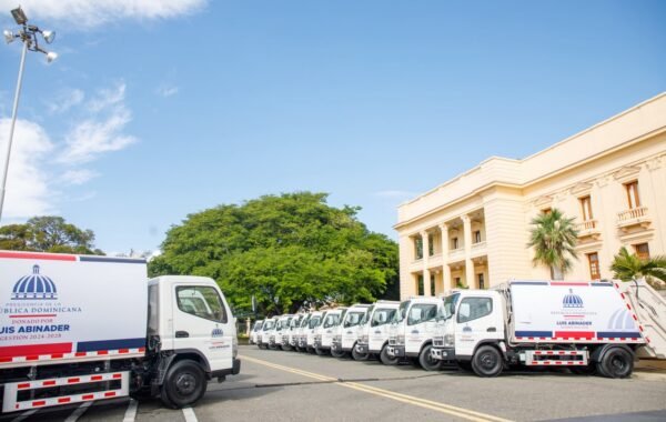 Gobierno entrega 50 camiones compactadores para fortalecer la gestión municipal